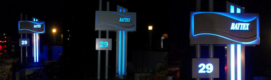 Pylon mit LED - Rattex in Solingen - Nacht