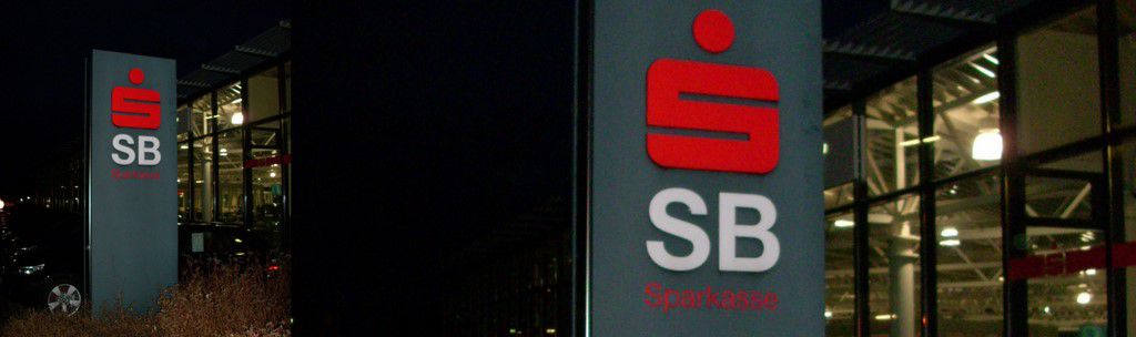 Pylon mit LED Sparkasse